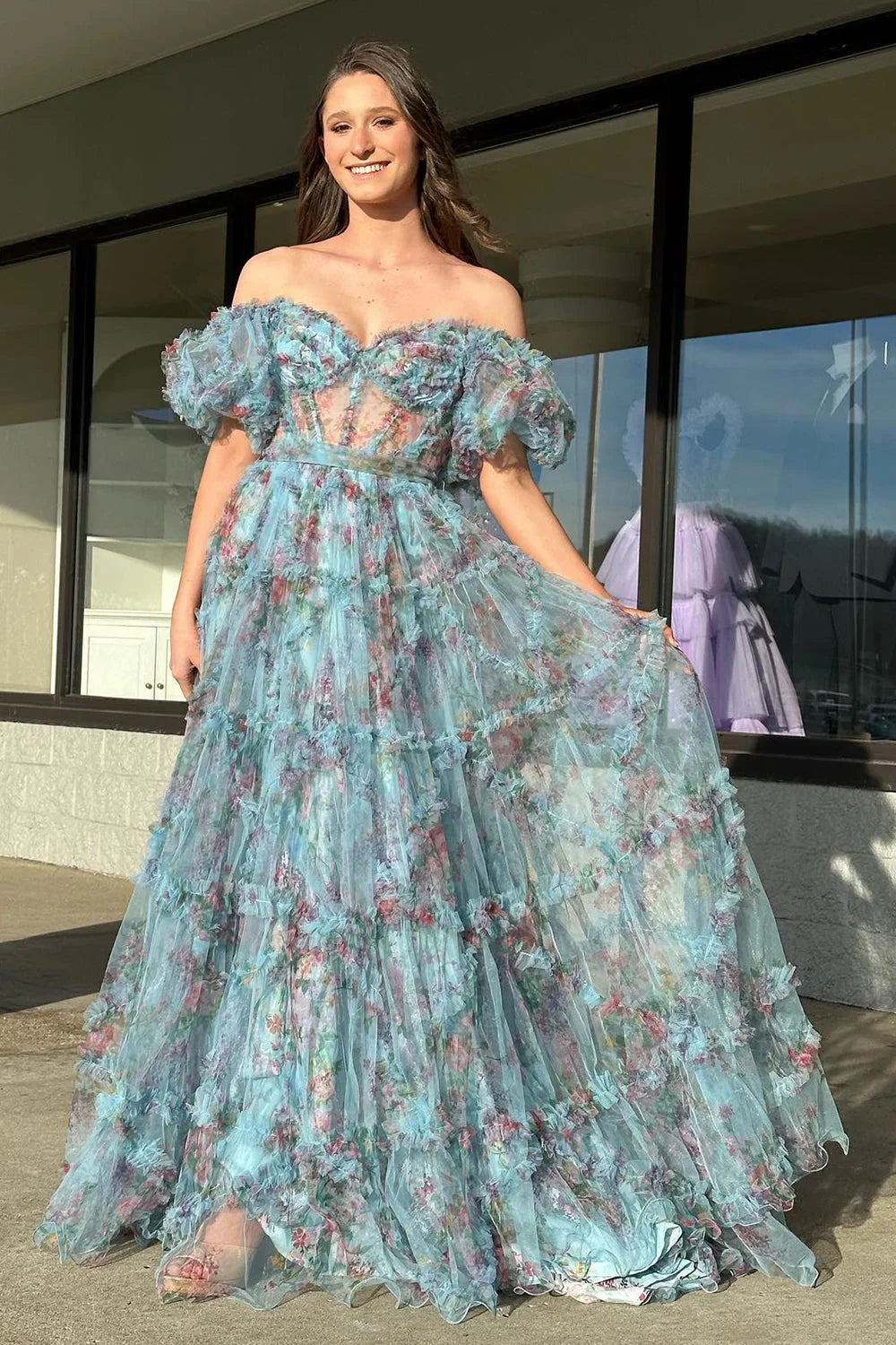 Magnifique robe de bal bustier rose à imprimé floral, coupe trapèze, épaules dénudées et traîne.