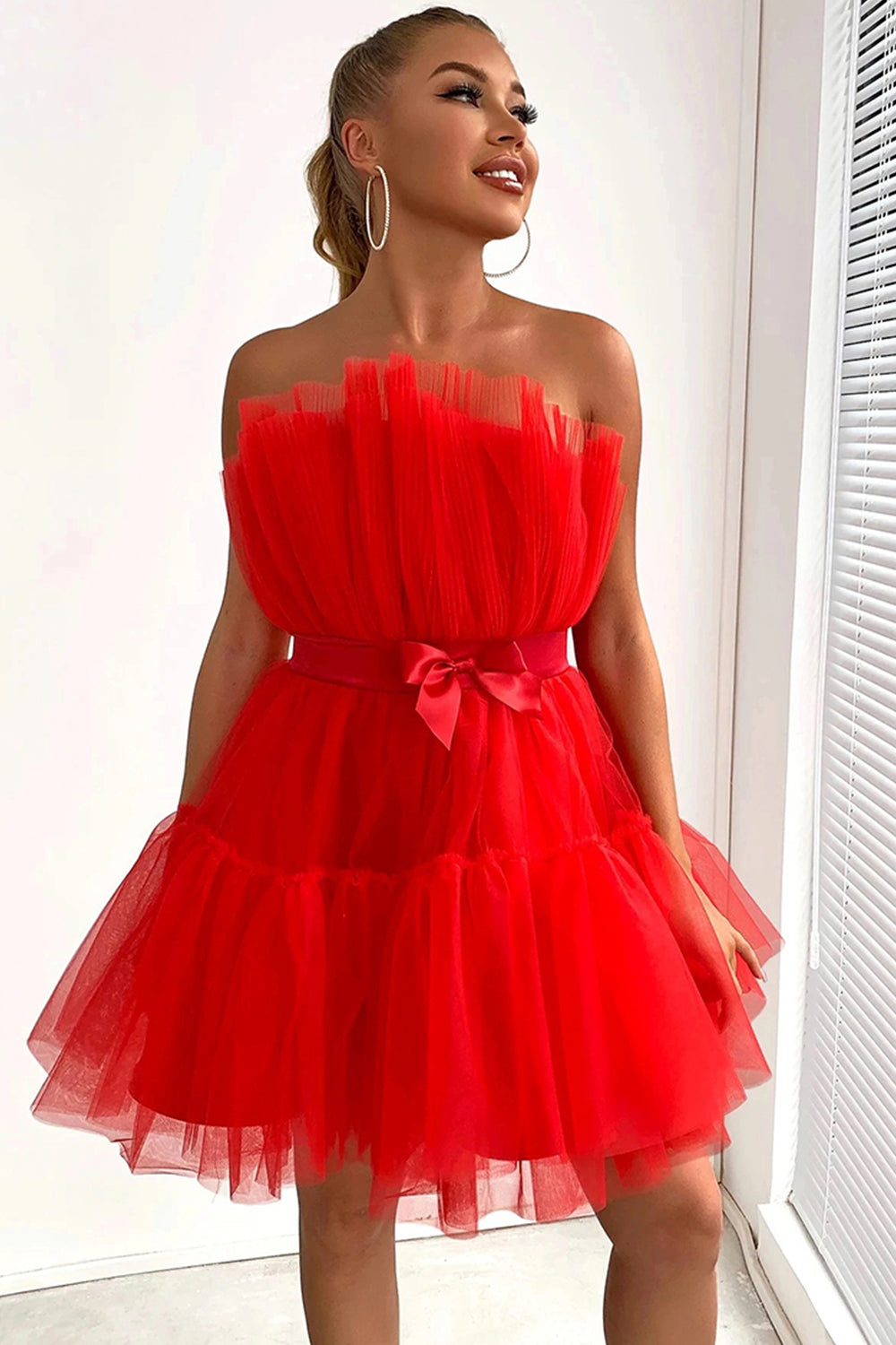 Lindo vestido corto negro sin tirantes de corte en A para baile de bienvenida