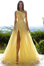 Vestido de fiesta amarillo de tul con corte en A, un solo hombro, abertura frontal y lentejuelas.