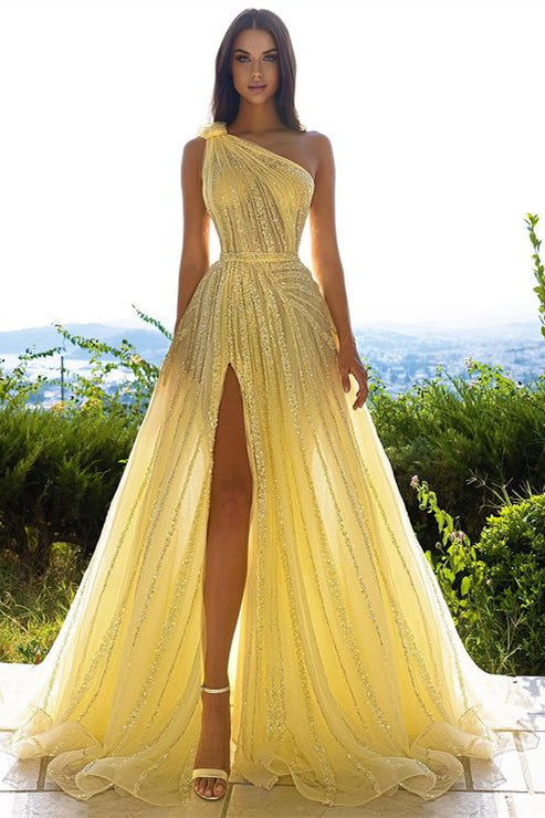Vestido de fiesta amarillo de tul con corte en A, un solo hombro, abertura frontal y lentejuelas.