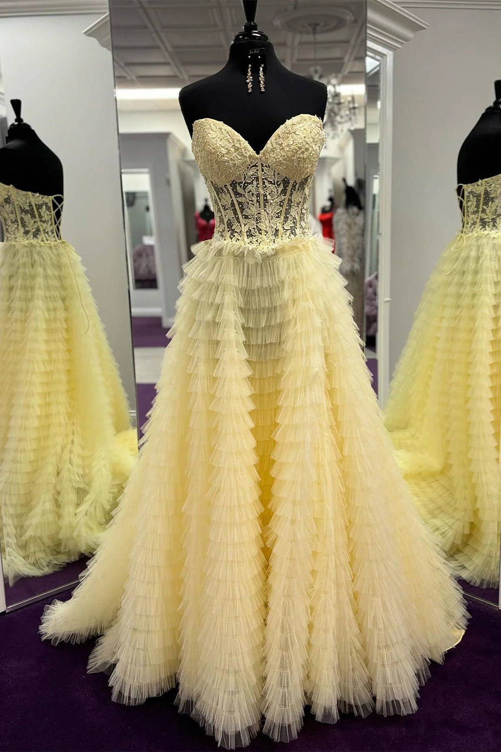 Precioso vestido de fiesta rosa de corte A con escote corazón y corsé, adornado con apliques.