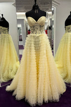 Precioso vestido de fiesta rosa de corte A con escote corazón y corsé, adornado con apliques.