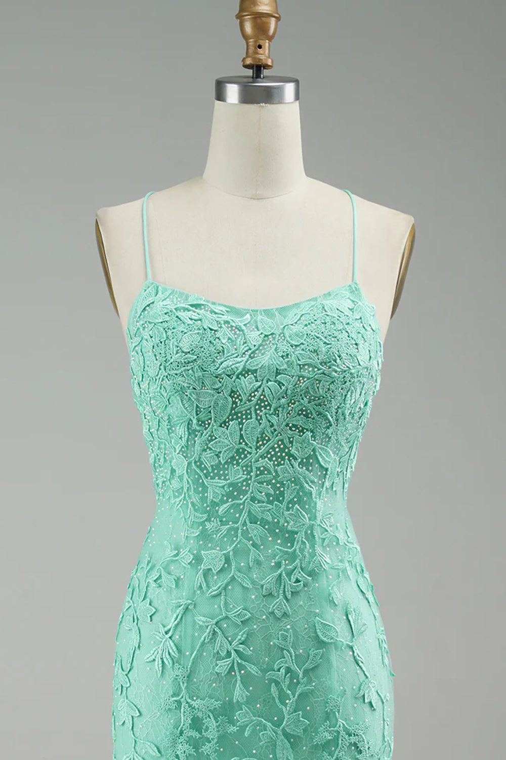 Robe de bal à bretelles spaghetti et appliques