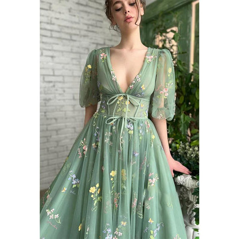 Robe de bal sexy en dentelle brodée à manches mi-longues et col en V avec poches
