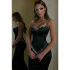Vestido de fiesta largo de sirena con tirantes finos y cuentas en color negro