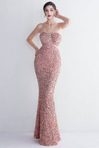 Robe de bal longue sirène noire à sequins et décolleté en V, avec découpe en forme de goutte d'eau.