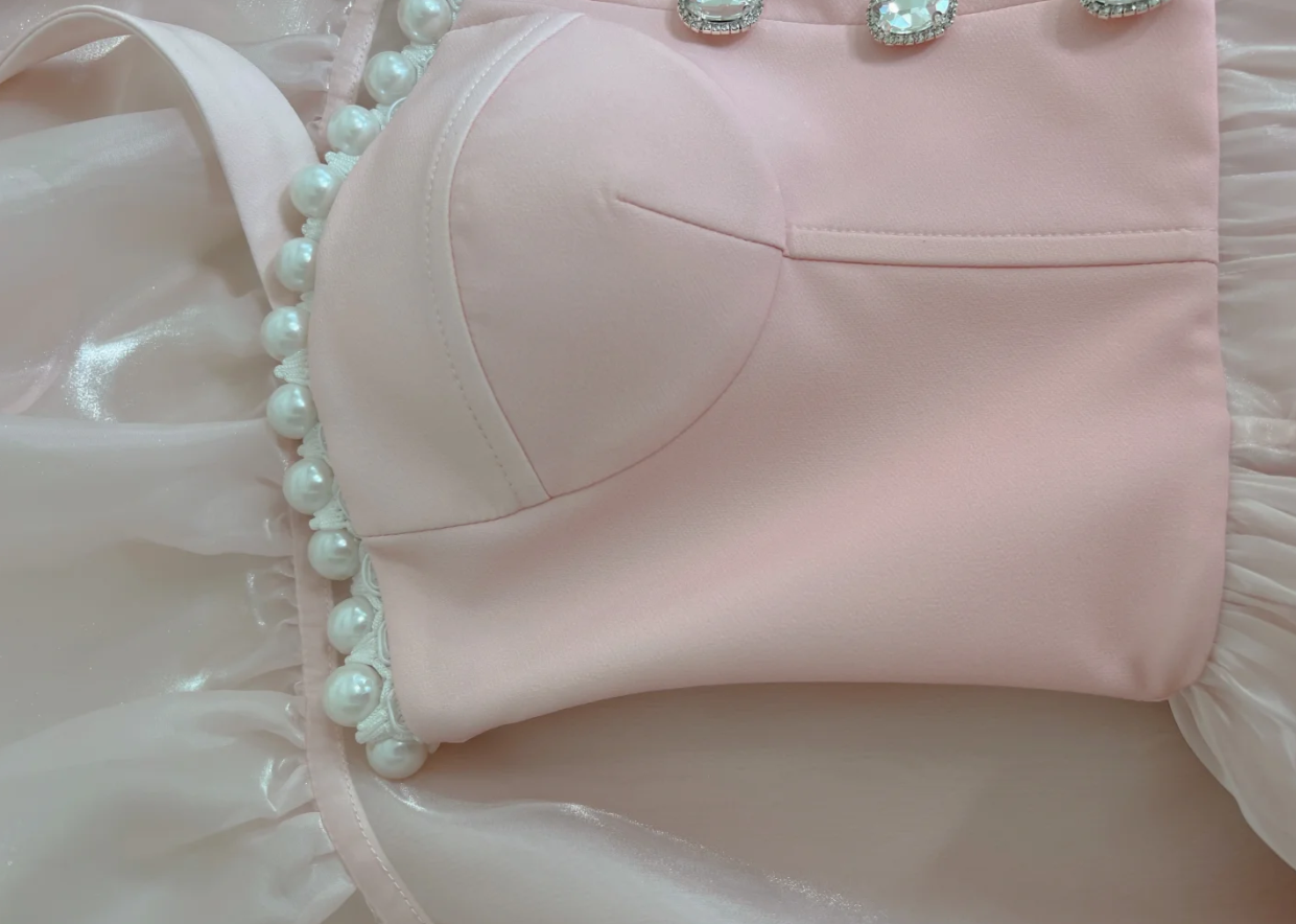 Vestido sencillo de fiesta rosa con escote halter, tul, perlas, cuentas y volantes asimétricos (Y8582)