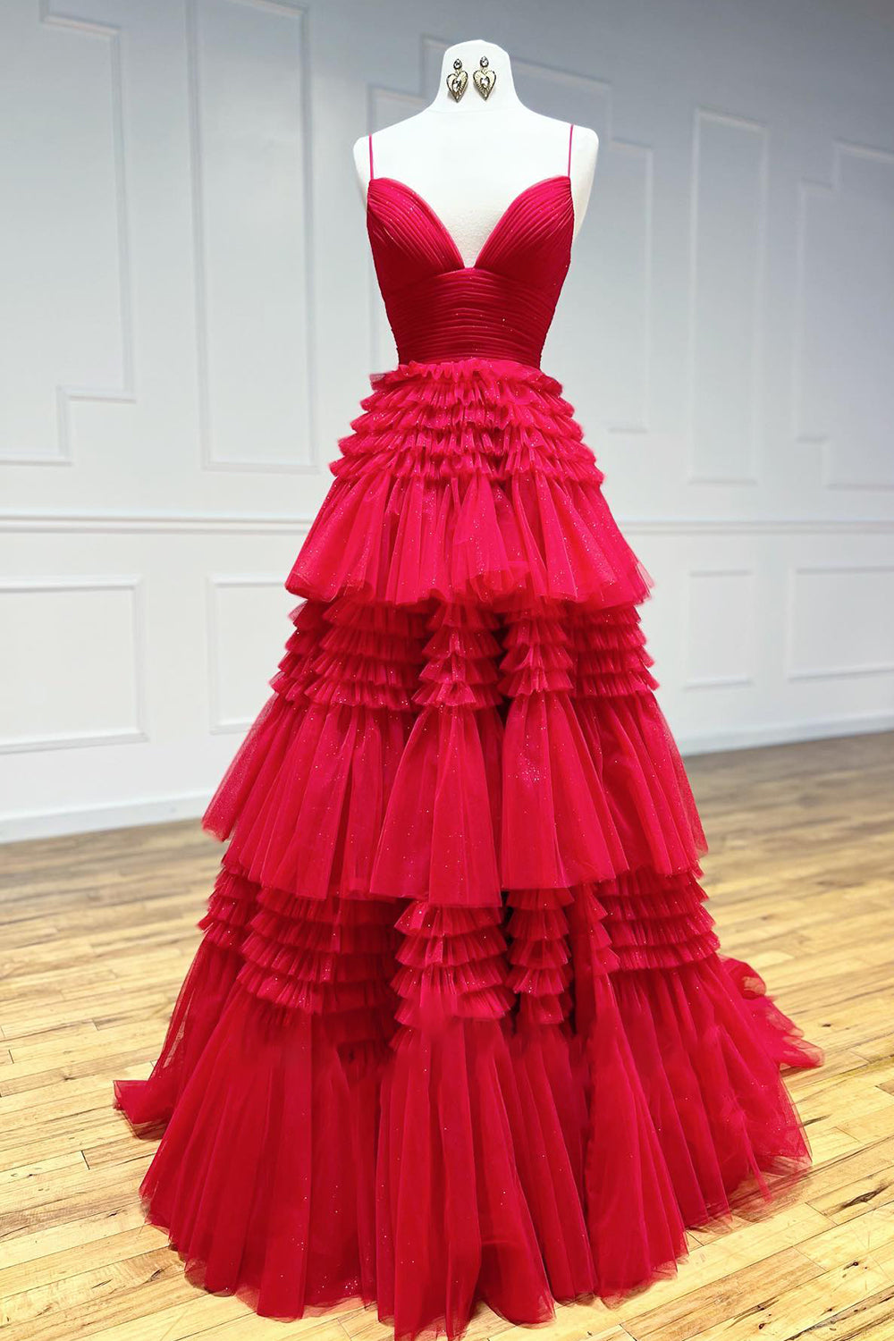 Vestido largo rosa de fiesta con tirantes finos, corte en A y abertura.