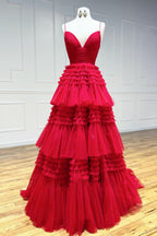 Vestido largo rosa de fiesta con tirantes finos, corte en A y abertura.