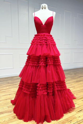 Robe de bal longue rose à fines bretelles spaghetti et fente, coupe trapèze.