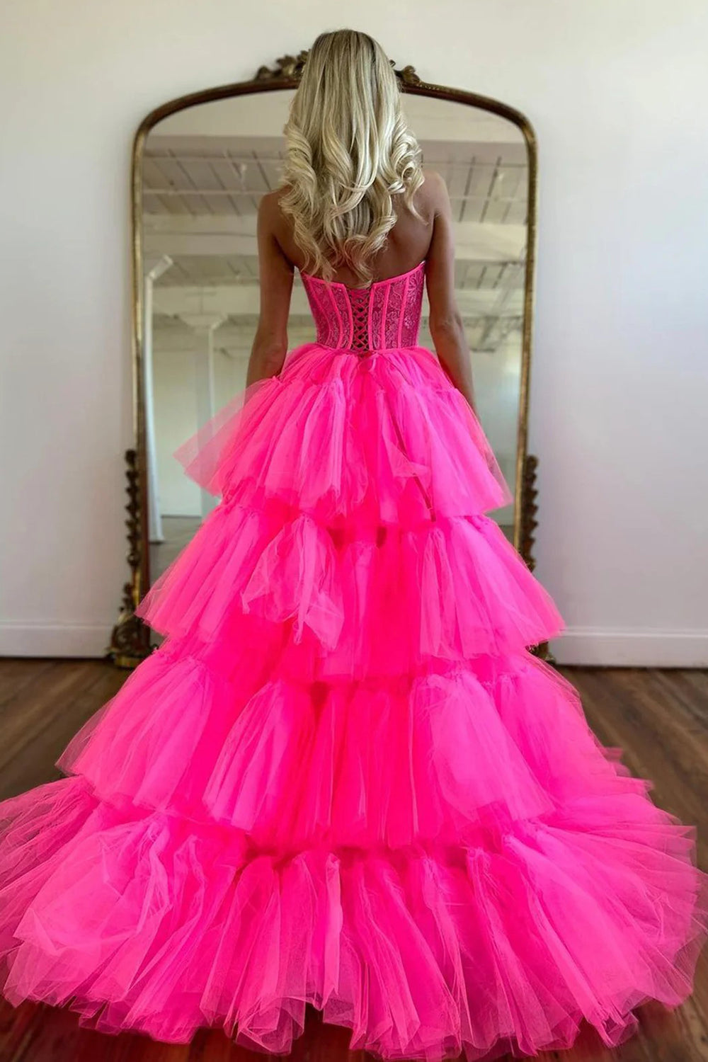 Vestido de graduación rosa fucsia con corsé, corte asimétrico, escote corazón y apliques, estilo línea A.
