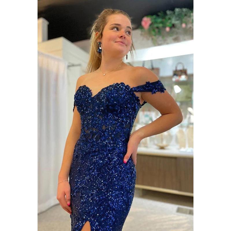 Vestido de noche sin mangas con abertura y lentejuelas, hombros descubiertos y corte tubo/columna