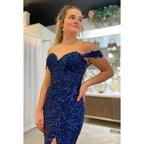 Vestido de noche sin mangas con abertura y lentejuelas, hombros descubiertos y corte tubo/columna