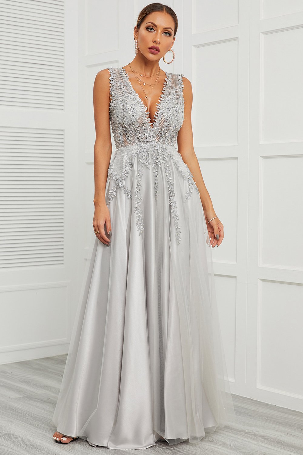 Robe de bal longue grise à décolleté en V profond et appliques