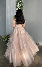 Robe de bal élégante en tulle et satin, épaules dénudées et superpositions Y7633