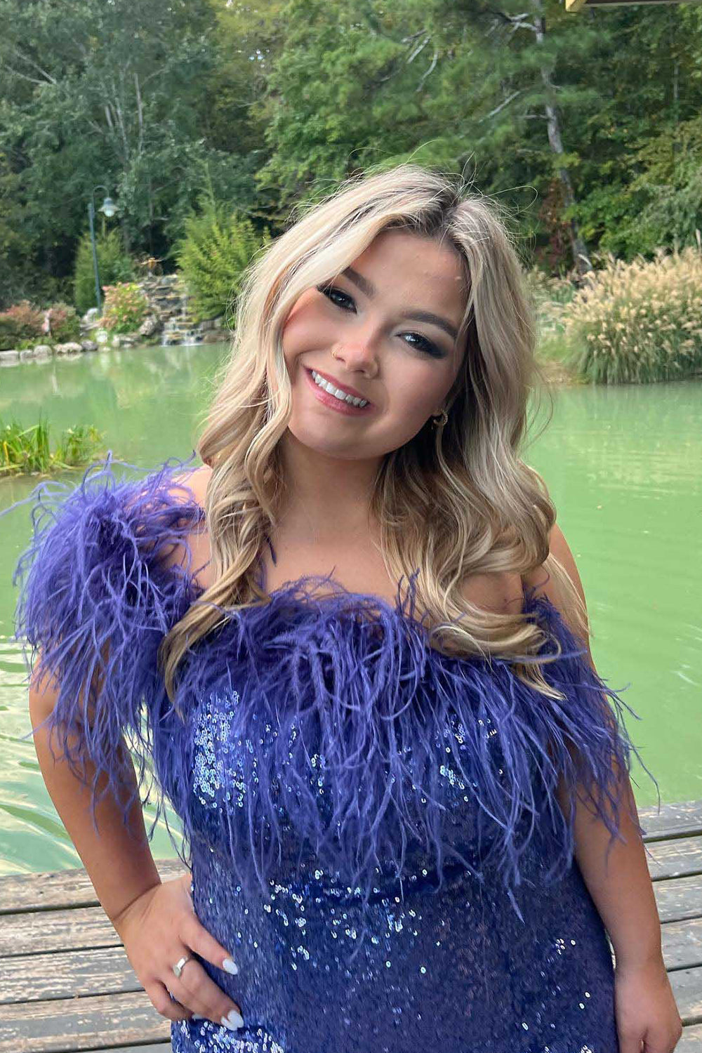 Vestido corto de fiesta de bienvenida morado sin tirantes con lentejuelas y plumas