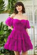 Robe de bal unique en tulle fuchsia, coupe trapèze, épaules dénudées et corset.