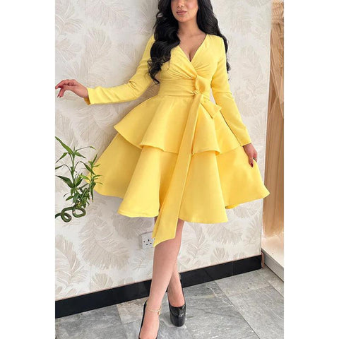 Robe de soirée trapèze courte en satin froncé à manches longues et col en V avec volants