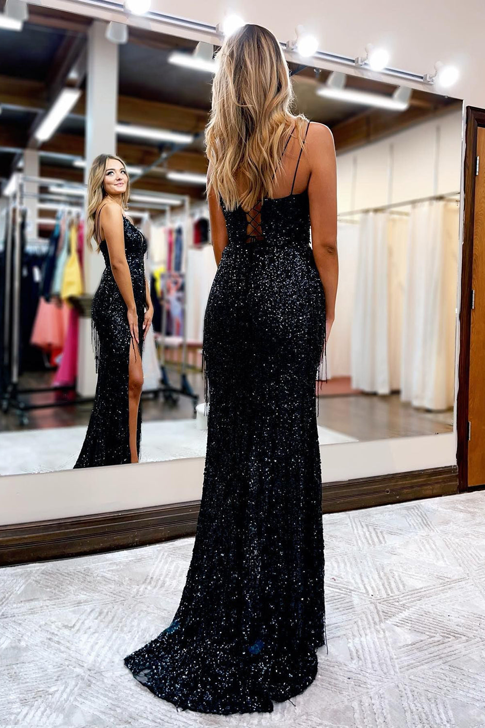 Robe de bal à fines bretelles pailletées