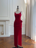 Robe de soirée rouge glamour à fines bretelles et fente, plissée, ornée d'une fleur Y8588