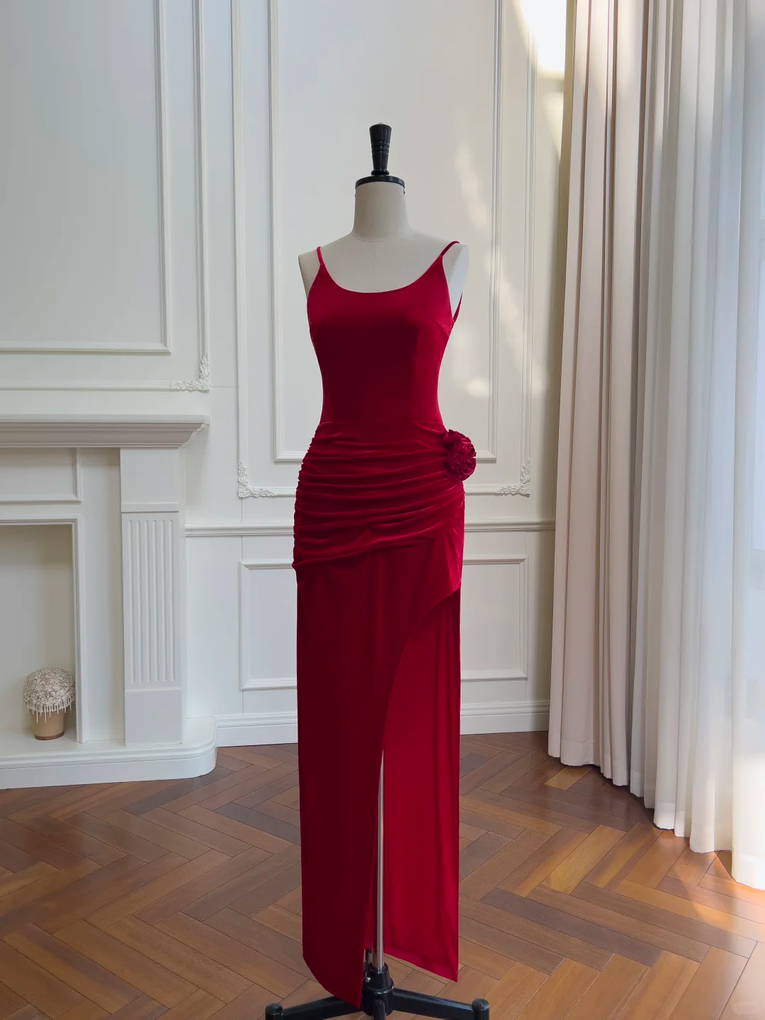 Robe de soirée rouge glamour à fines bretelles et fente, plissée, ornée d'une fleur Y8588