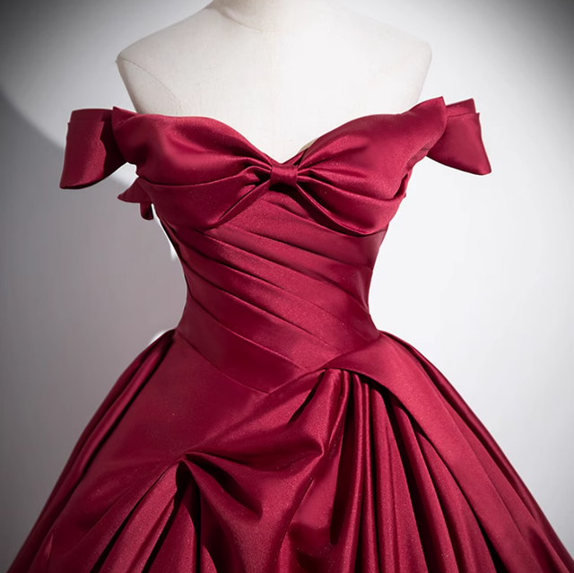 Robe de bal élégante en satin bordeaux plissé, coupe trapèze, référence Y7661