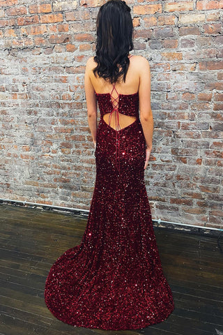 Robe de bal longue sirène bordeaux à sequins et décolleté en V plongeant.