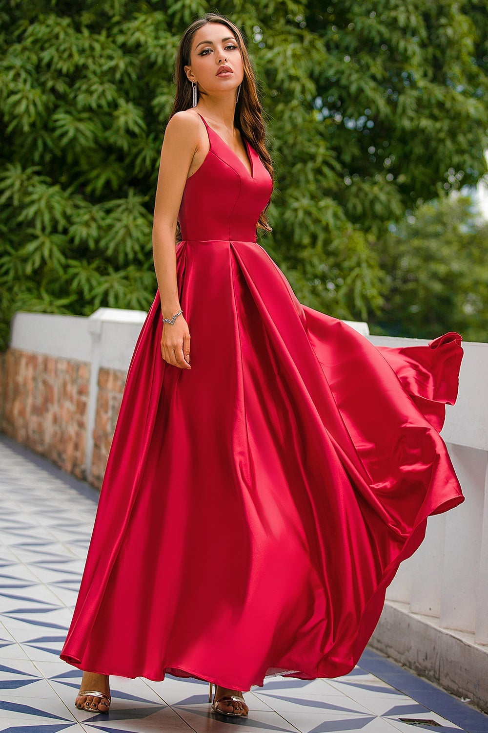 Robe de bal en satin bordeaux