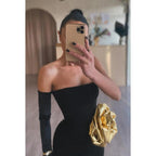 Vestido de fiesta de noche con mangas largas, corte tubo/columna y hombros descubiertos, con flores