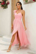 Robe asymétrique à fente froncée