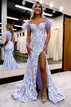 Robe de bal longue sirène à paillettes et sequins, épaules dénudées, ornée de plumes.