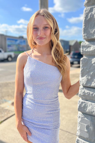 Robe de bal courte orange à paillettes et à une épaule, ornée de perles