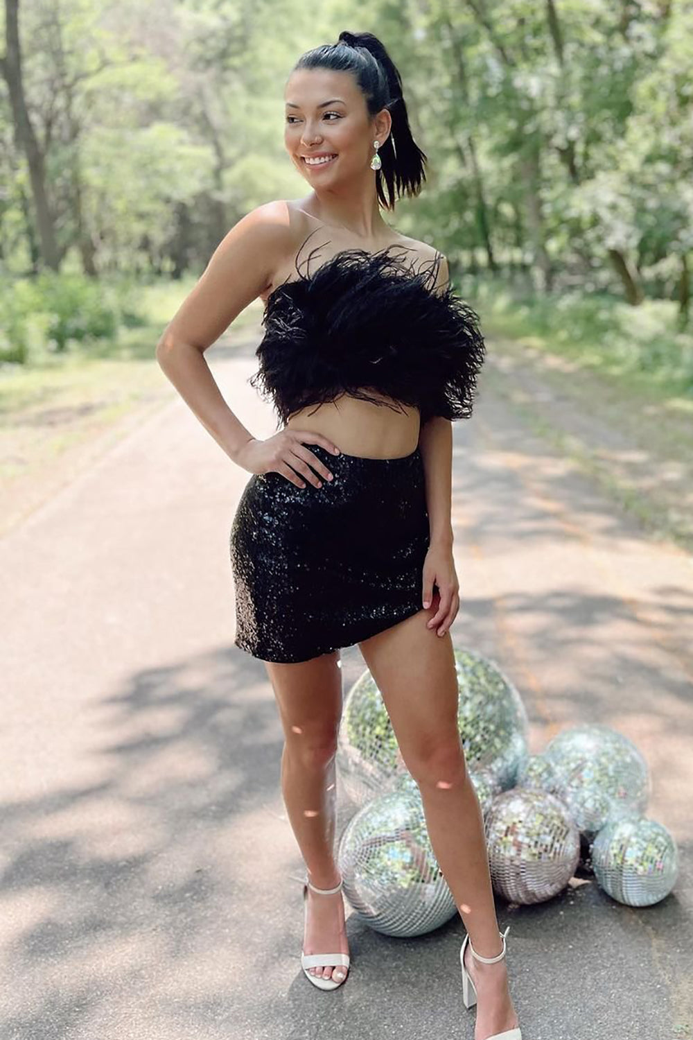 Vestido corto negro de dos piezas sin tirantes para fiesta de bienvenida con plumas