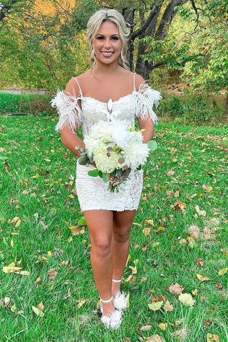 Robe fourreau courte à sequins bleu galaxie, épaules dénudées et plumes.