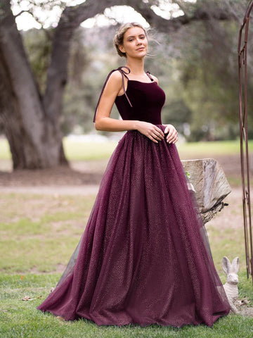 Robe de bal longue en velours et tulle à fines bretelles