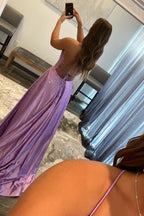 Vestido largo de fiesta morado con escote en V profundo y corte en A, con pedrería.