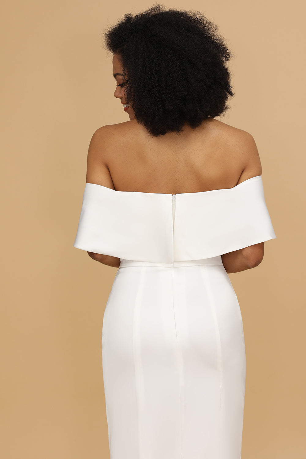 Robe de demoiselle d'honneur blanche en satin à épaules dénudées