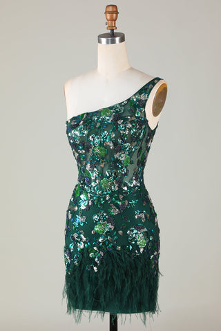 Vestido corto ajustado de lentejuelas verde oscuro con un solo hombro y detalles de plumas para baile de bienvenida.