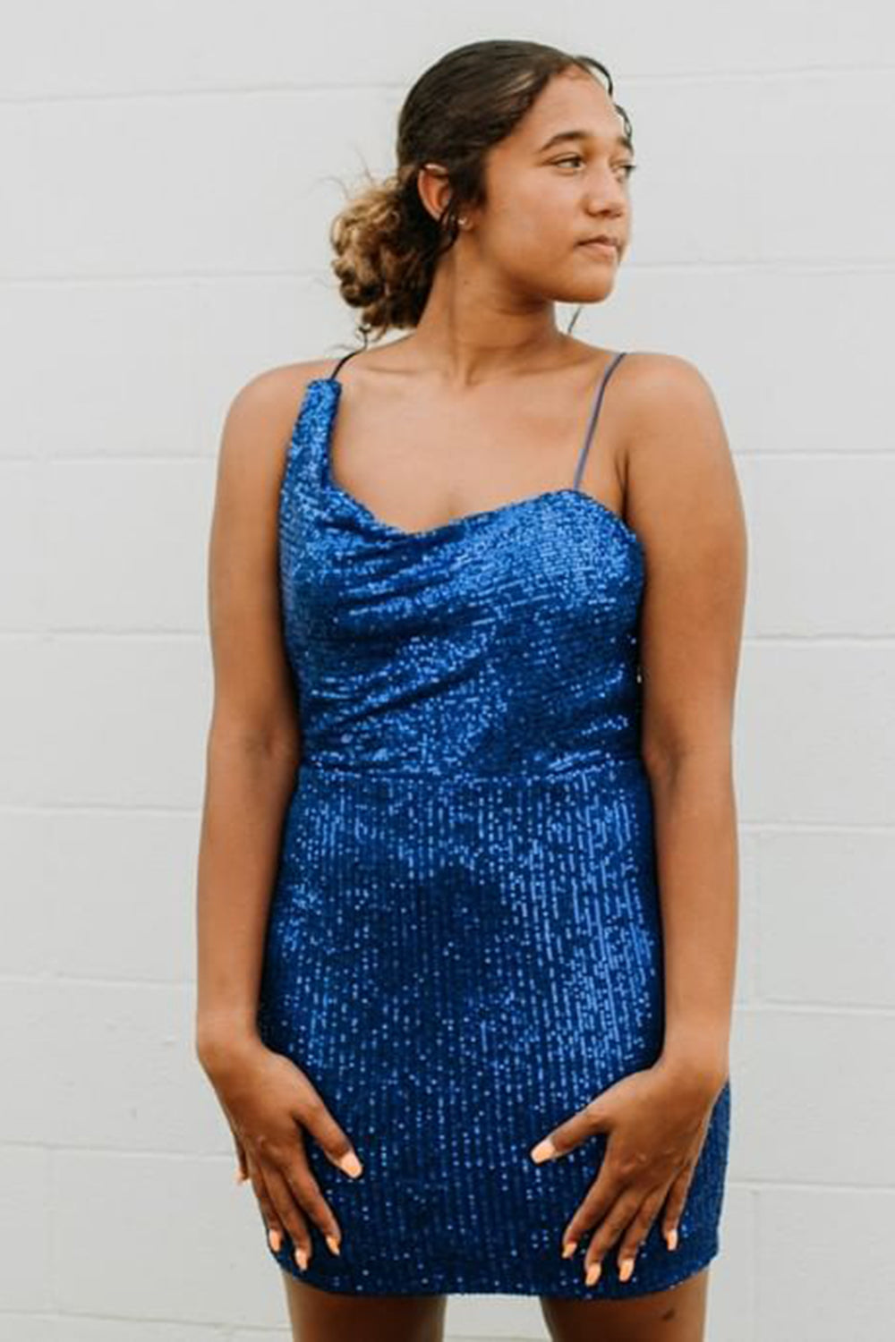 Vestido de fiesta de bienvenida con tirantes finos, lentejuelas y espalda cruzada.