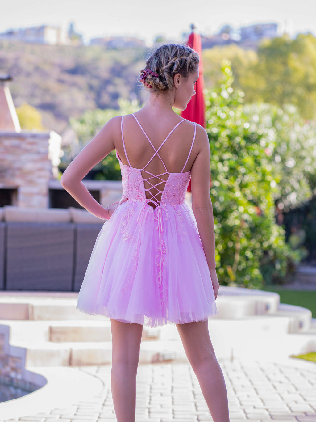 Robe de bal trapèze en dentelle appliquée au dos