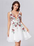 Vestido corto de fiesta de bienvenida con escote en V profundo y apliques de encaje, corte en A