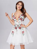 Vestido corto de fiesta de bienvenida con escote en V profundo y apliques de encaje, corte en A