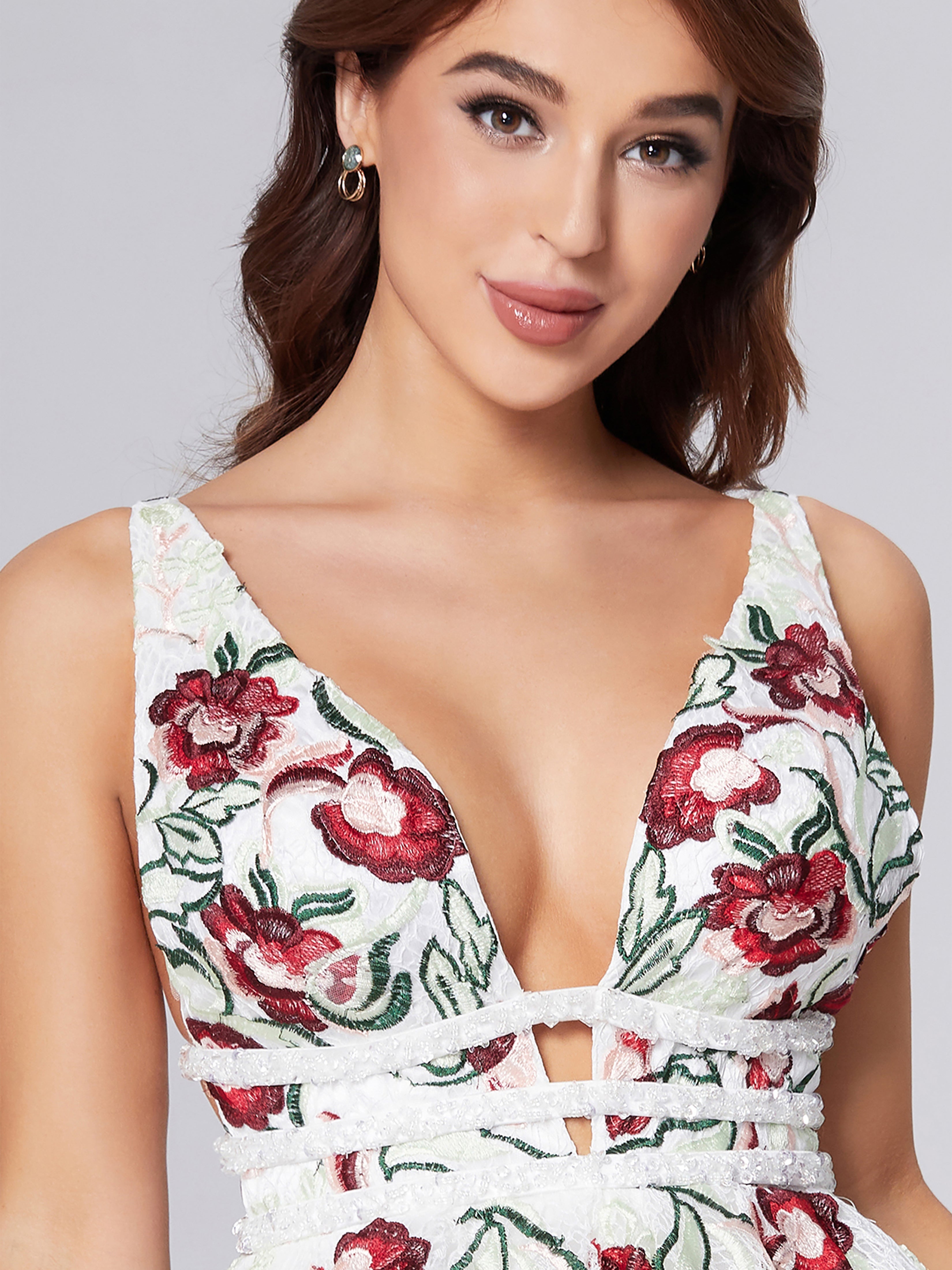 Vestido corto de fiesta de bienvenida con escote en V profundo y apliques de encaje, corte en A