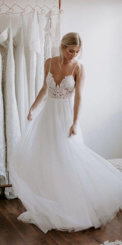 Vestido de novia playero de encaje y tul sin espalda WD432