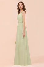 Vestido de dama de honor color salvia con espalda descubierta, largo hasta el suelo, ideal para primavera/verano.
