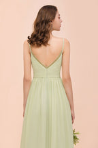 Vestido de dama de honor color salvia con espalda descubierta, largo hasta el suelo, ideal para primavera/verano.
