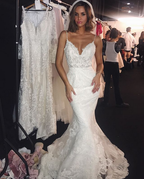 Robe de mariée dos nu en dentelle sirène à fines bretelles