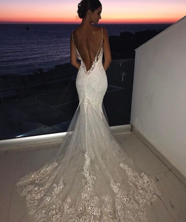 Robe de mariée dos nu en dentelle sirène à fines bretelles