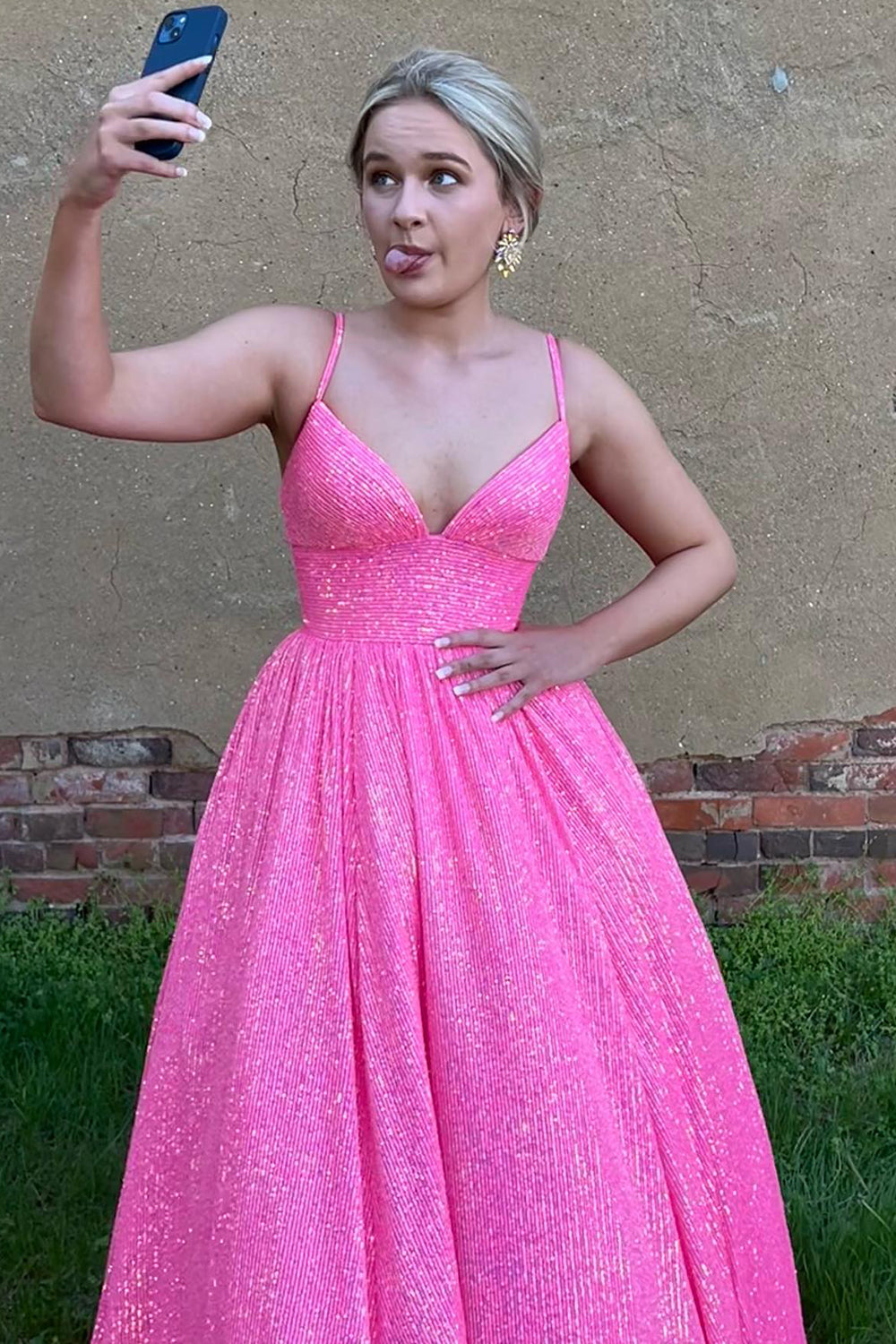 Robe de bal longue trapèze à fines bretelles et sequins