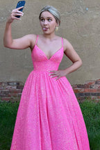 Robe de bal longue trapèze à fines bretelles et sequins
